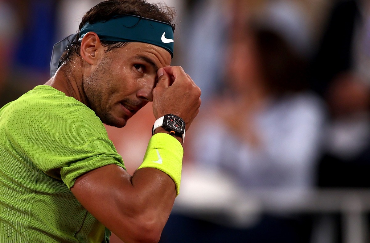 epa09993914 Rafael Nadal of Spain plays Alexander Zverev of Germany in their men?s semi final match during the French Open tennis tournament at Roland ?Garros in Paris, France, 03 June 2022. EPA/MARTI ...