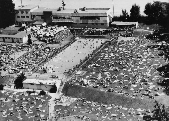 Luftaufnahme des Frei- und Wellenbades Dolder in Zuerich, aufgenommen am 18. Juli 1969. (KEYSTONE/PHOTOPRESS-ARCHIV/Str)