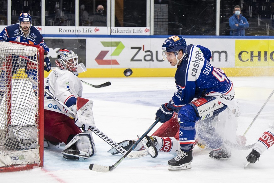 Rapperswils Goalie Noel Bader, links, kaempft um den Puck gegen Zuerichs Pius Suter, rechts, im Eishockeyspiel der National League zwischen den ZSC Lions und den Rapperswil-Jona Lakers am Samstag, 21. ...