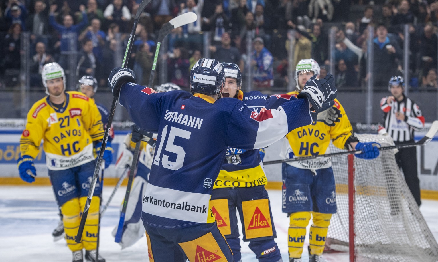 Gregory Hofmann, mitte links, und Christian Djoos, mitte, von Zug feiern das Tor zum 1:0 beim Eishockey Playoff-Halbfinalspiel, Spiel 1, der National League zwischen dem EV Zug und dem HC Davos am Fre ...