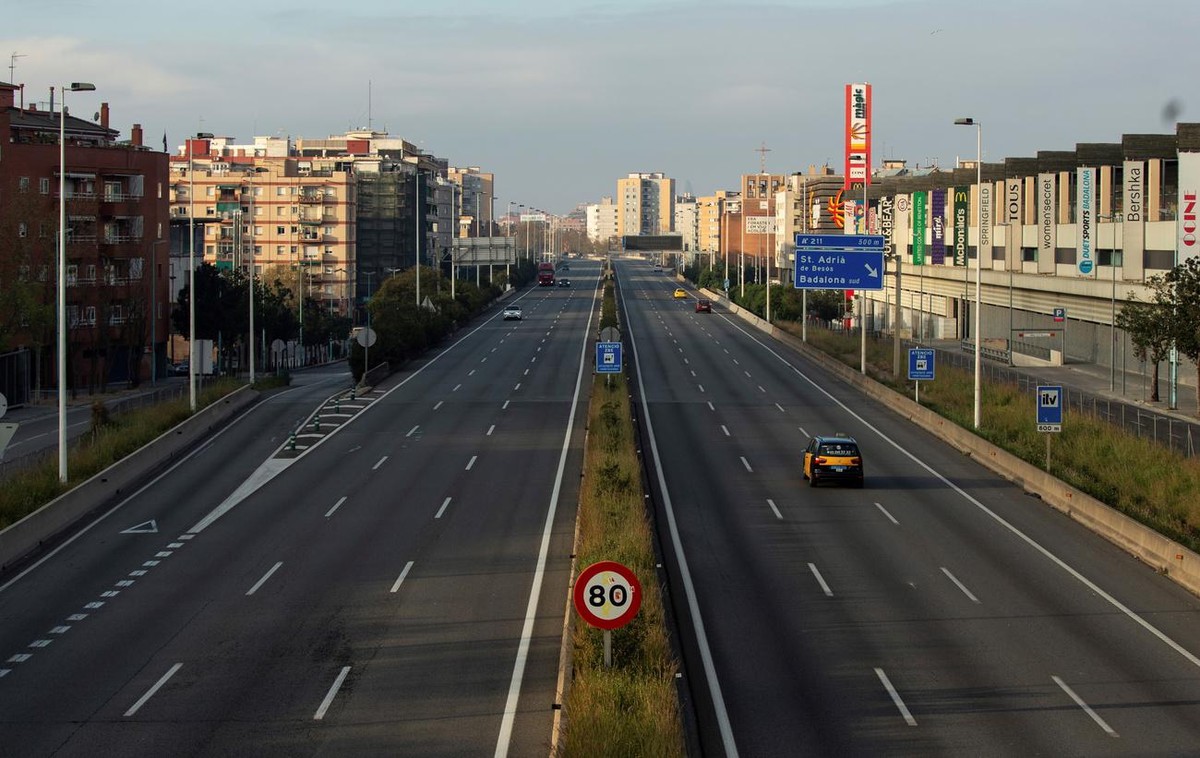 epa08295105 An unusual empty beltway in Barcelona, Spain, 15 March 2020, a day after the Spanish Government established the restrictions of the alarm status declared 13 March 2020 in an attempt to sto ...