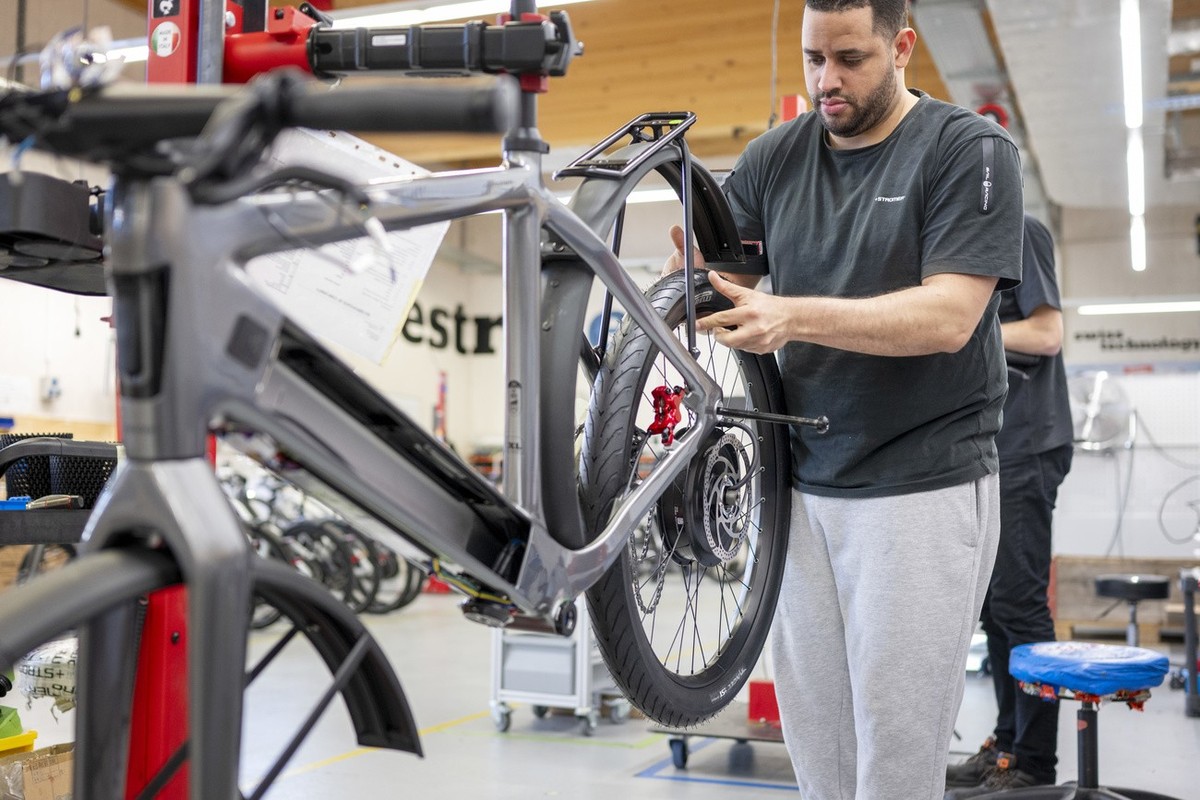Montage des Hinterrades mit Motor in der Stromer Elektro Velo Produktion, fotografiert am Donnerstag, 14. Maerz 2024 in Oberwangen, Kanton Bern.(KEYSTONE/Christian Beutler). .