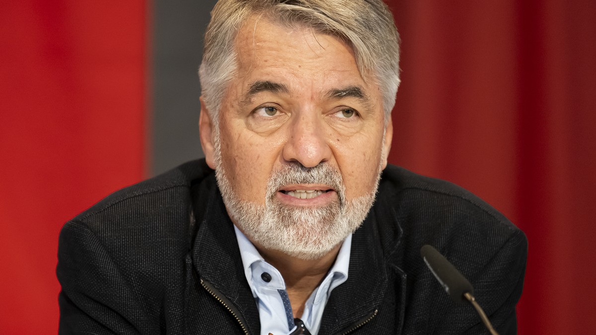 Alec von Graffenried, Stadtpraesident Bern, spricht waehrend einer Medienkonferenz ueber die Resultate der Fusionsabstimmungen zwischen Bern und Ostermundigen, in der reformierten Kirche in Ostermundi ...