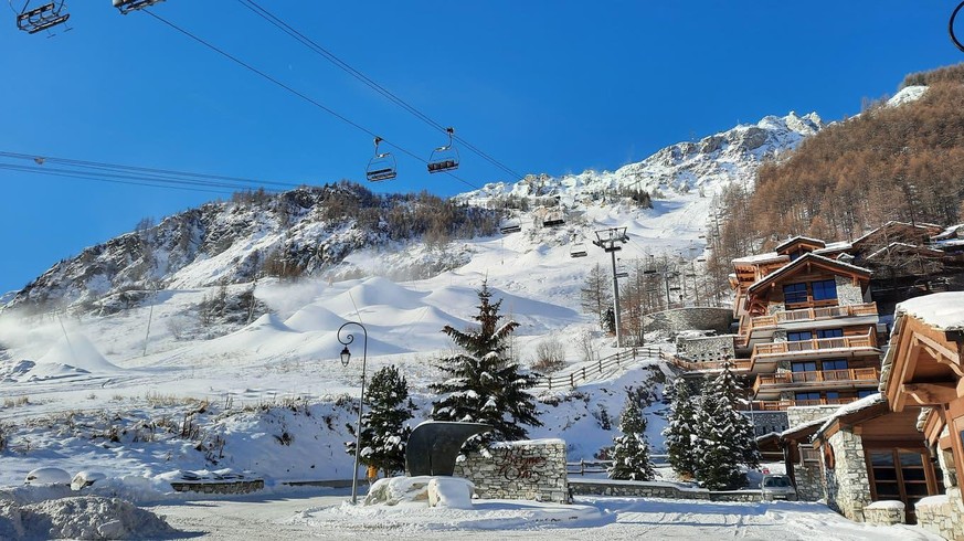 Die Skilifte stehen still in Val d'Isère. Die Touristen bleiben darum fern.