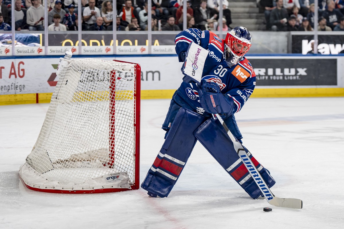 Torhueter Simon Hrubec (ZSC) im vierten Playoff Finalspiel der Eishockey National League zwischen den ZSC Lions, ZSC, und dem Lausanne HC, LHC, am Dienstag 22. April 2025 in der Swiss Life Arena in Zu ...