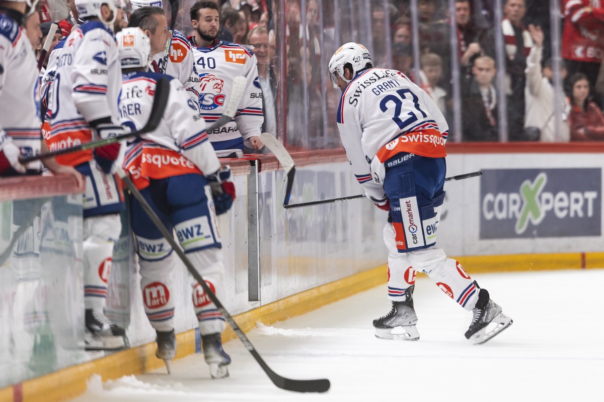 The anger of Derek Grant (ZSC), during the third leg of the National League Swiss Championship final playoff game between Lausanne HC, LHC, and ZSC Lions, ZSC, at the ice stadium Vaudoise Arena in Lau ...