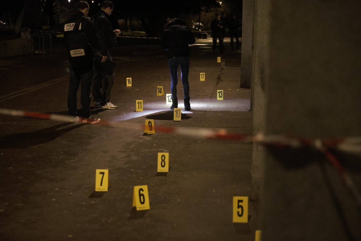 Une grenade a explosé dans un bar associatif à Grenoble le 12 février, blessant 12 personnes dont 2 grièvement. La piste terroriste est écartée, un règlement de comptes envisagé.