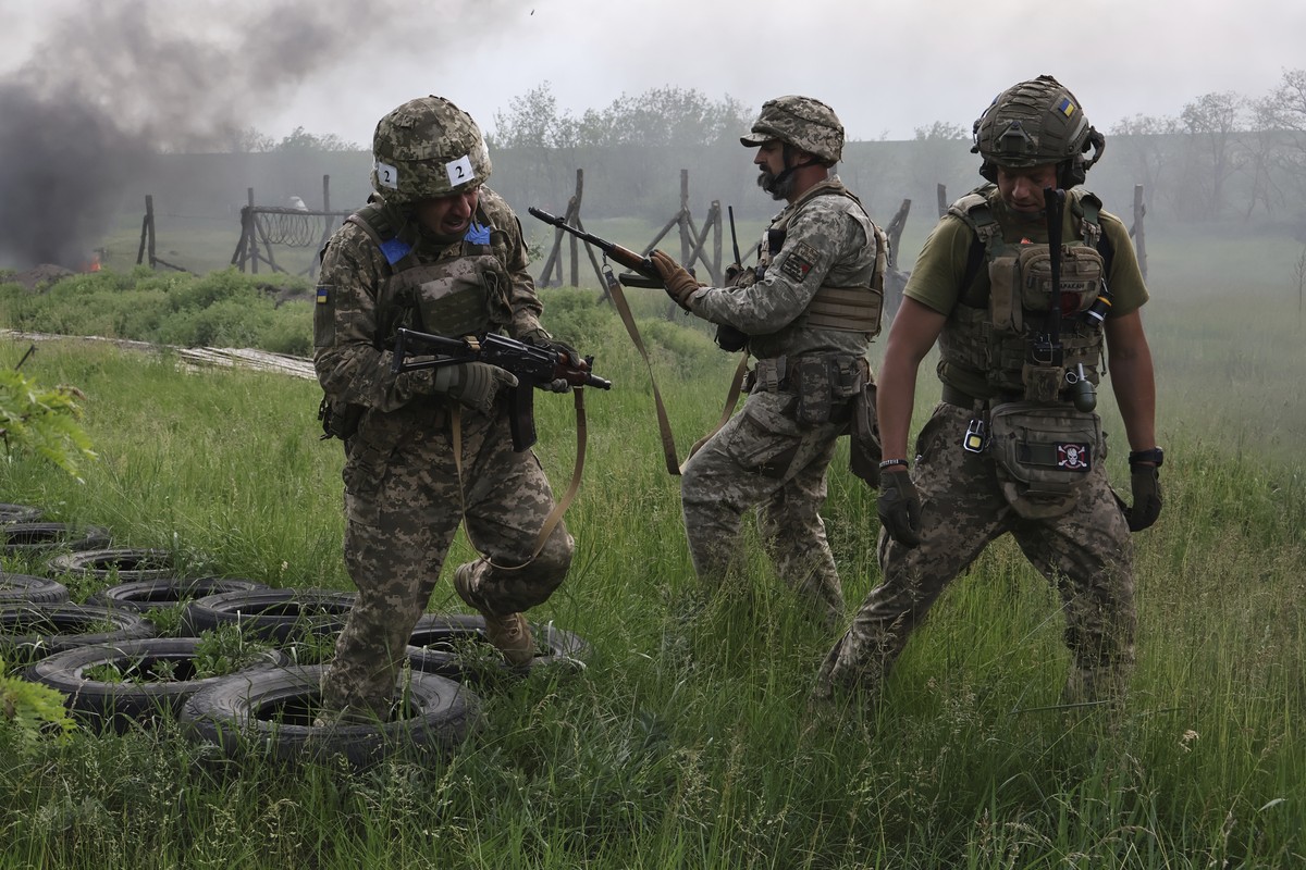 In this photo provided by Ukraine's 65th Mechanized Brigade press service, Ukrainian servicemen attend a military training in the Zaporizhzhia region, Ukraine, Monday, May 26, 2025. (Andriy Andri ...