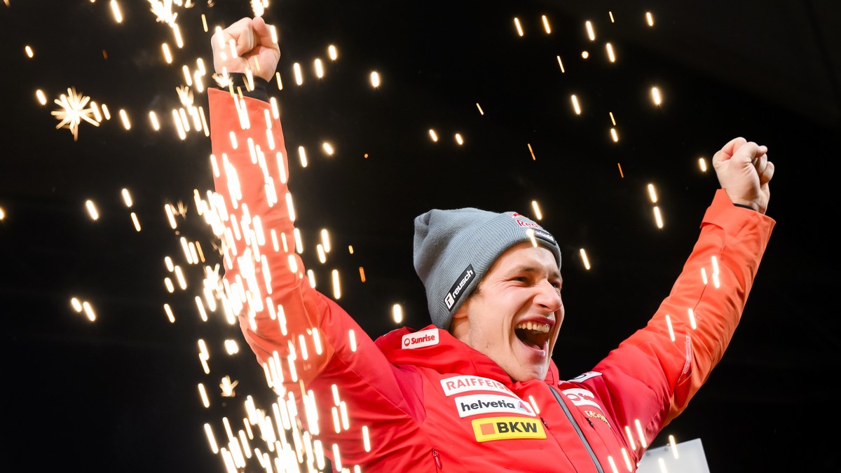 epa11074324 The winner Marco Odermatt of Switzerland celebrates during the Awards ceremony of the men's downhill race at the Alpine Skiing FIS Ski World Cup in Wengen, Switzerland, 13 January 202 ...