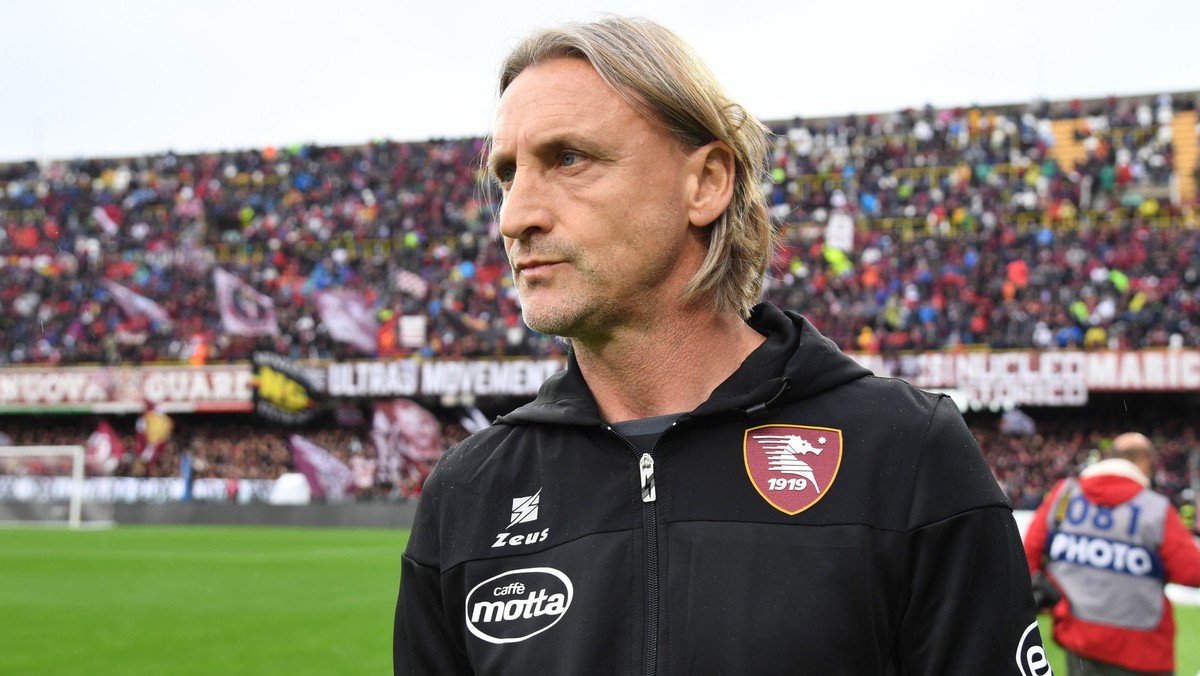 epa10287852 Salernitana's head coach Davide Nicola reacts during the Italian Serie A soccer match between US Salernitana and US Cremonese at Arechi stadium in Salerno, Italy, 05 November 2022. EP ...