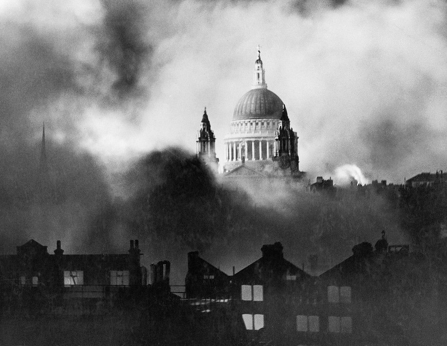 Eine dieser symbolträchtigen Fotografien war Herbert Masons «St.Paul’s Survives» vom 30. Dezember 1940: Es zeigt die unbeschädigte Kuppel der St.Paul’s Cathedral in London, eingehüllt in den Rauch der brennenden Gebäude ringsum.