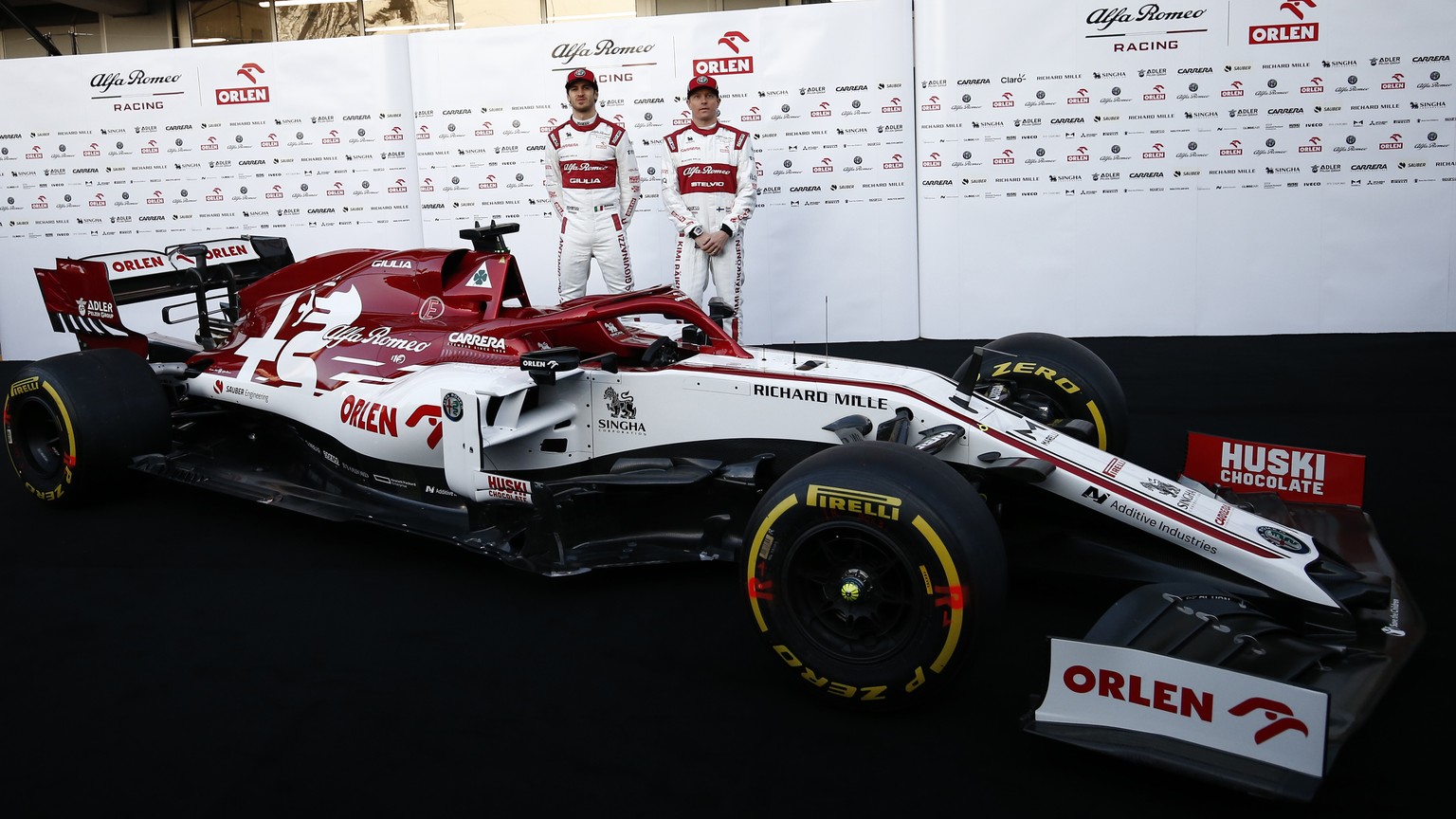 ARCHIVBILD ZUR KEYSTONE-SDA-VORSCHAU AUF DIE FORMEL-1-SAISON --- Kimi Raikkonen, right, and Antonio Giovinazzi stand after unveiling the new Alfa Romeo C39 ahead of the Formula One pre-season testing  ...