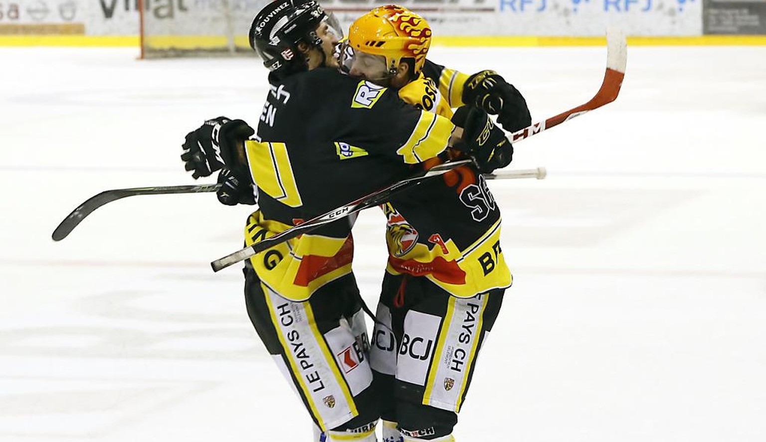 Jubel bei Jonathan Hazen (links) und Philip-Michael Devos: Schon im Playoff-Viertelfinal der letzten Saison besiegte Ajoie den Erzrivalen aus La Chaux-de-Fonds.