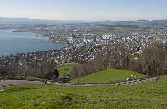 ZUR DEBATTE IM NATIONALRAT ZUM FINANZAUSGLEICH NFA STELLEN WIR IHNEN AM MITTWOCH, 3. JUNI 2015, FOLGENDES ARCHIVBILD ZUR VERFUEGUNG  Blick auf die Stadt Zug am Zugersee bei schoenem Fruehlingswetter, ...