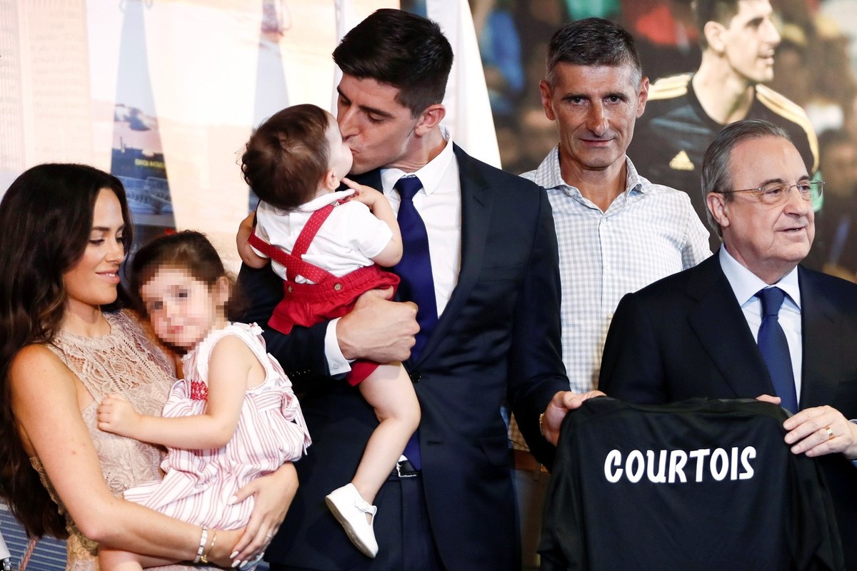 epa06937728 Real Madrid's president, Florentino Fernandez (R), poses next to Belgian Thibaut Courtois (3R), his wife, Marta Dominguez (L), his children and his father, Thierry Courtois (2R), duri ...