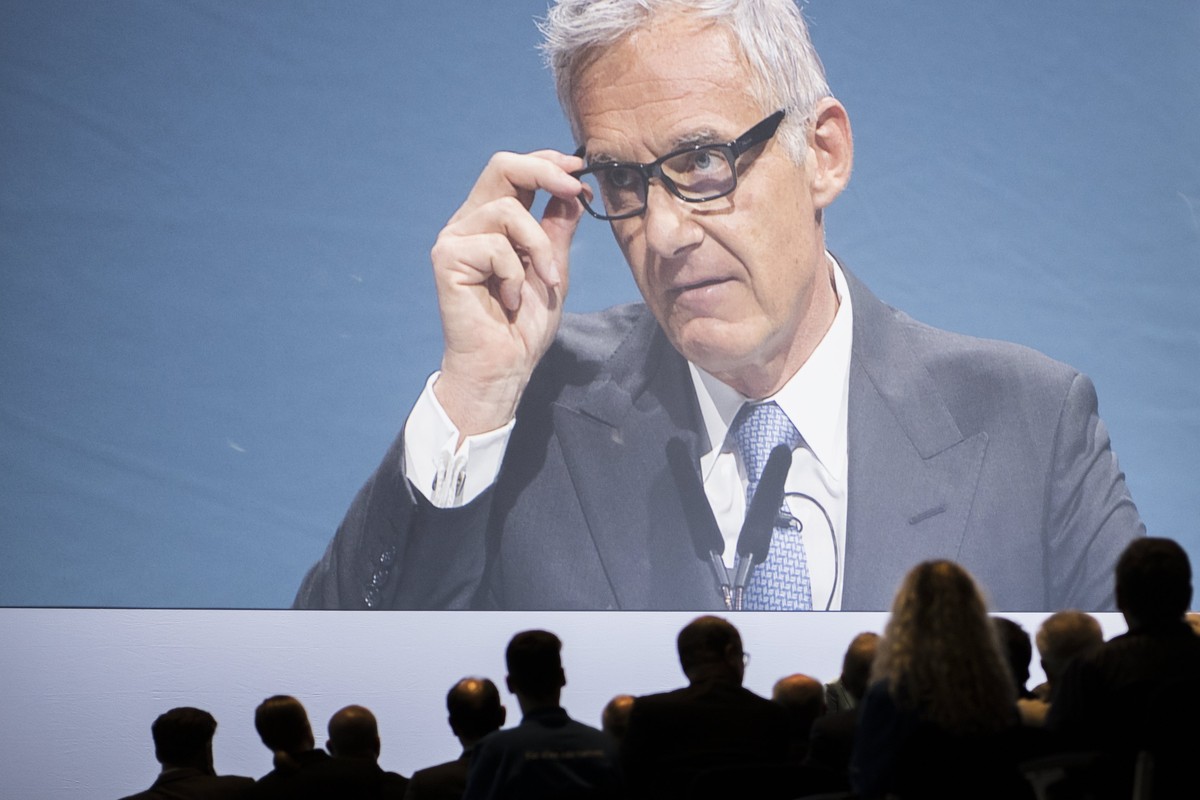epa05932682 Urs Rohner, president of the board of directors of Switzerland's second biggest bank Credit Suisse (CS), speaks during the start of the general assembly at the Hallenstadion in Zurich ...