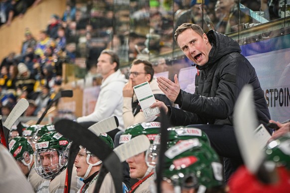 epa11046144 Froelunda&#039;s coach Roger Roennberg during the ice hockey match between HC Davos and Frolunda at the 95th Spengler Cup ice hockey tournament in Davos, Switzerland, 27 December 2023. EPA ...