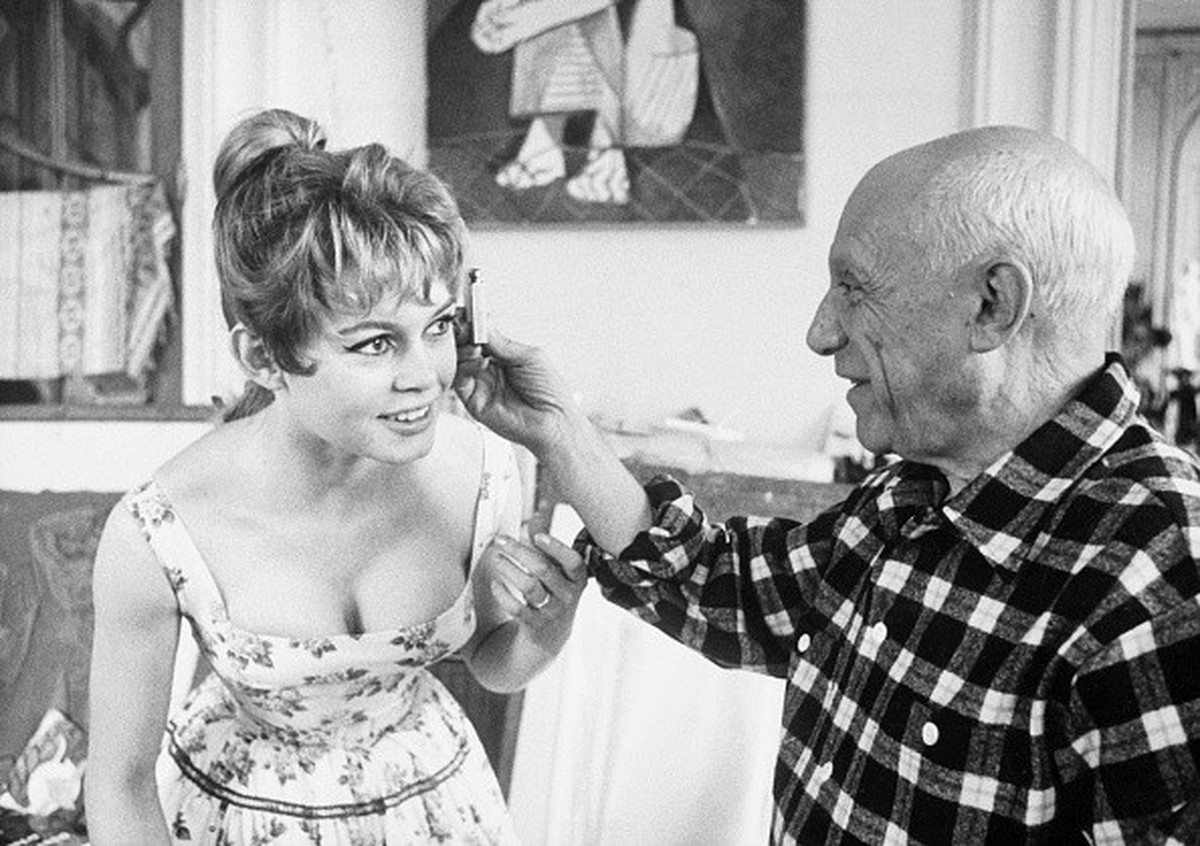 (Original Caption) France: Picasso and Brigitte Bardot: The painter studying proportion of Bardot's head at his studio at Vallauris in the hills above Cannes. 1956