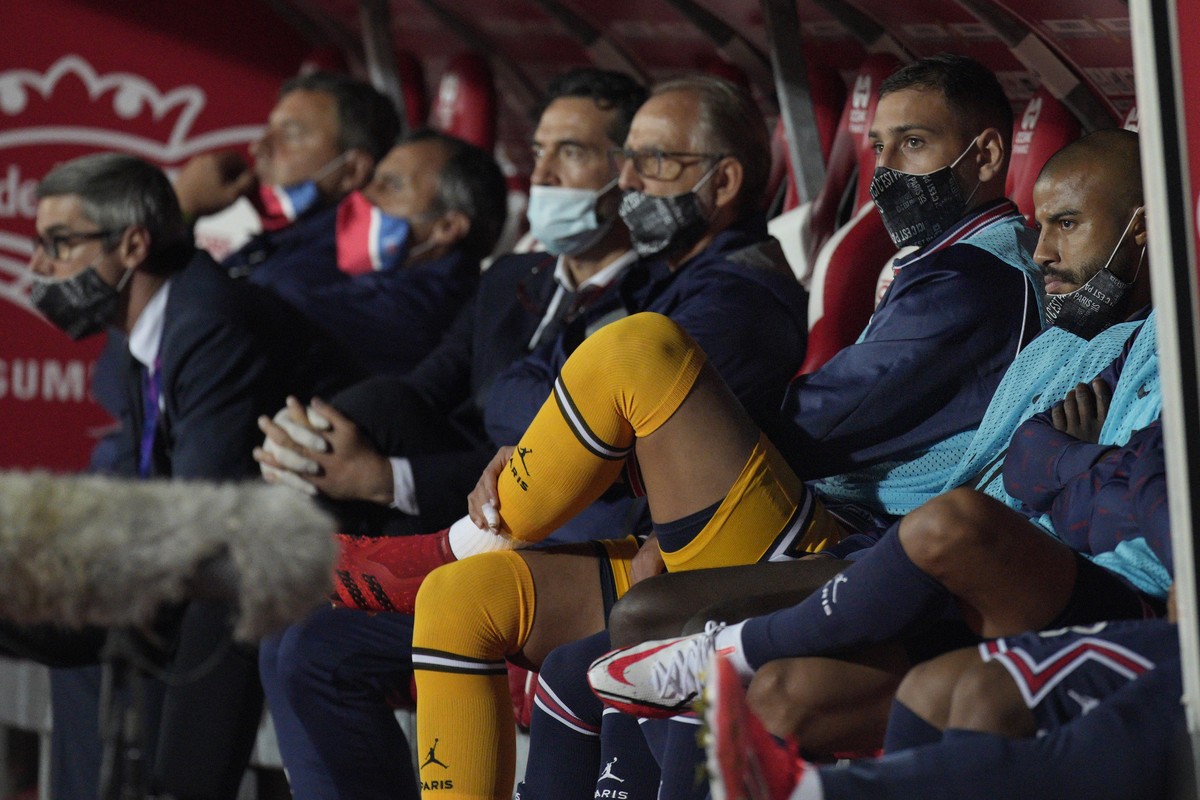 PSG's goalkeeper Gianluigi Donnarumma, second right, follows the action from the bench during a French League One soccer match between Brest and PSG at the Francis-Le Ble stadium in Brest, France ...
