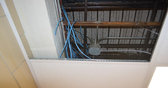 Die selbstgebauten Computer waren in der Zimmerdecke im Trainingsraum mit der Netzwerk-Anlage versteckt.
