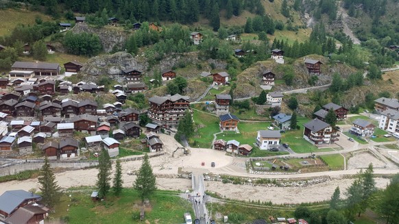 HANDOUT - Ein Erdrutsch hat nach den heftigen Regenfaellen von Donnerstagabend, 28. Juli 2022, die Kantonsstrasse zwischen Wiler und Blatten im Loetschental VS verschuettet. Das Dorf Blatten und die F ...