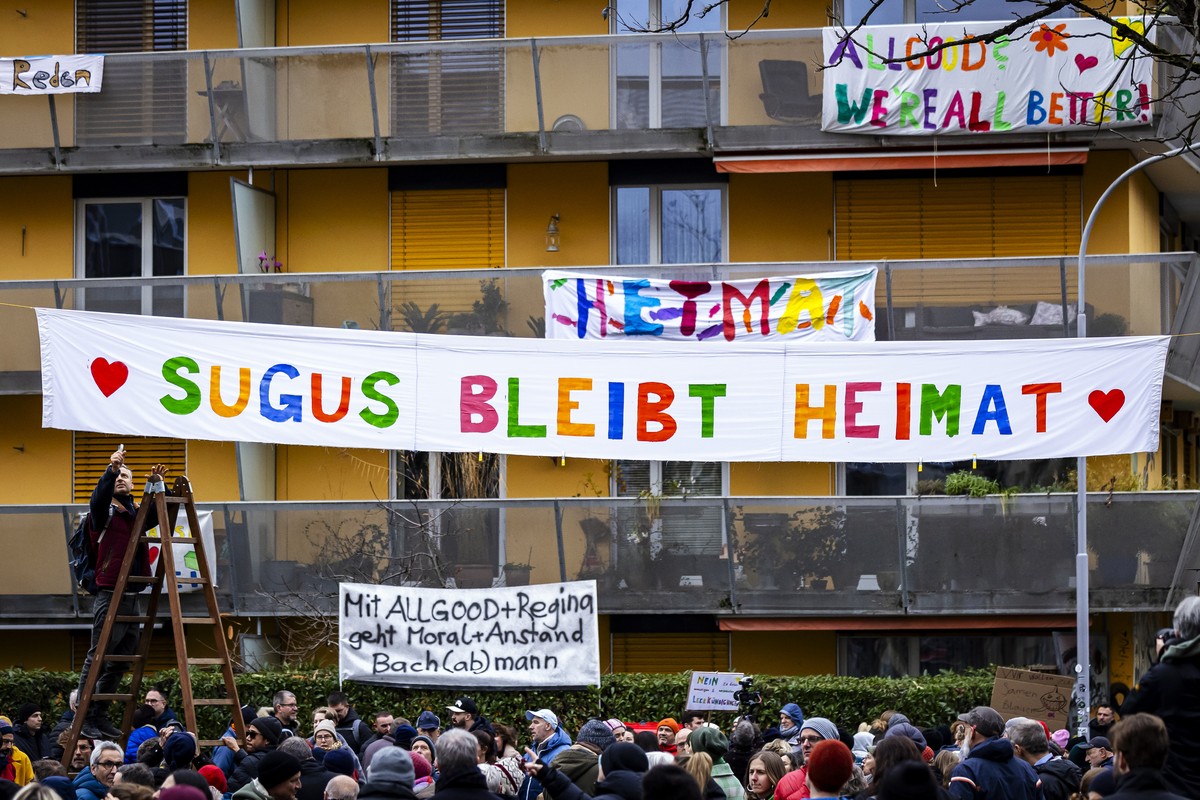 Ein Mann montiert ein Transparent it der Aufschrift "Sugus bleibt Heimat" waehrend einer Solidaritaetsdemonstration mit den Mietenden der Sugus-Wohnbloecke nach einer Massenkuendigungen wege ...