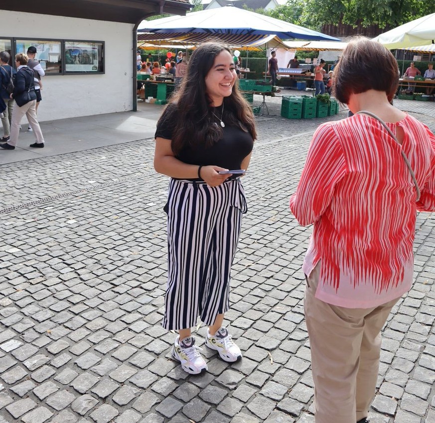 Yener engagiert sich politisch, seit sie 15 ist. Hier ist sie bei einer Standaktion vor den Zuger Kantonsratswahlen zu sehen.