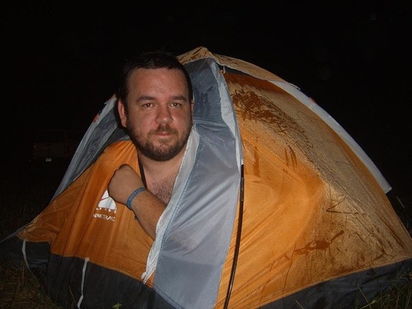 Grosser Mann in kleinem Zelt