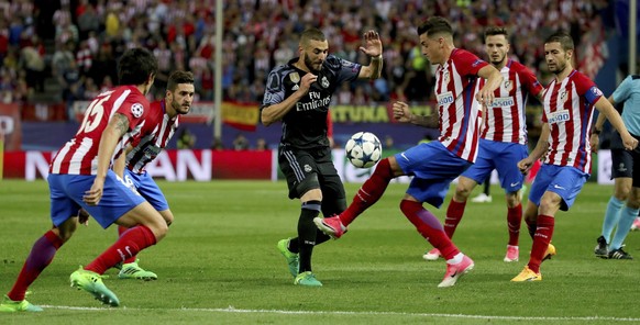 epa05955922 Real Madrid&#039;s Karim Benzema (3-L) vies for the ball with Atletico Madrid&#039;s Uruguayan defender Jose Maria Gimenez (3R) during the UEFA Champions League semifinal second leg match  ...