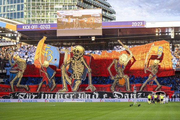 Die Fans in der Muttenzer Kurve begruessen die Mannschaften mit einer Choreo vor dem Fussball Meisterschaftsspiel der Relegation Group der Super League zwischen dem FC Basel 1893 und dem Yverdon Sport ...