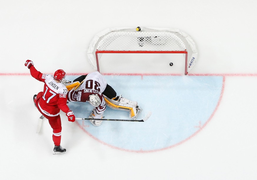 Nicklas Jensen bezwingt Elvis Merzlikins zum entscheidenden 2:1 im Penaltyschiessen.