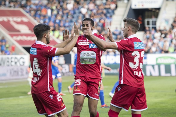 Die Sion Spieler mit Yassin Fortune, mitte, feiern das Tor zum 0:1 beim Super League Meisterschaftsspiel zwischen dem FC Luzern und dem FC Sion vom Sonntag 30. September 2018 in Luzern. (KEYSTONE/Urs  ...