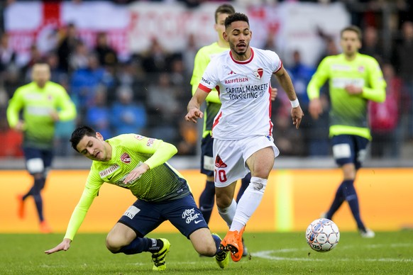 Le joueur bernois Moreno Costanzo, gauche, lutte pour le ballon avec l'attaquant valaisan Matheus Cunha, droite, lors de la rencontre de football de Super League entre le FC Sion et le FC Thun ce ...