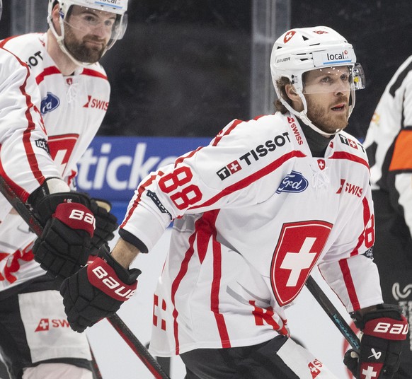 Switzerland&#039;s Gregory Hofmann, Switzerland&#039;s Lukas Frick, Switzerland&#039;s Fabian Heldner and Switzerland&#039;s Christoph Bertschy, from left, celebrate the first goal during the Euro Hoc ...