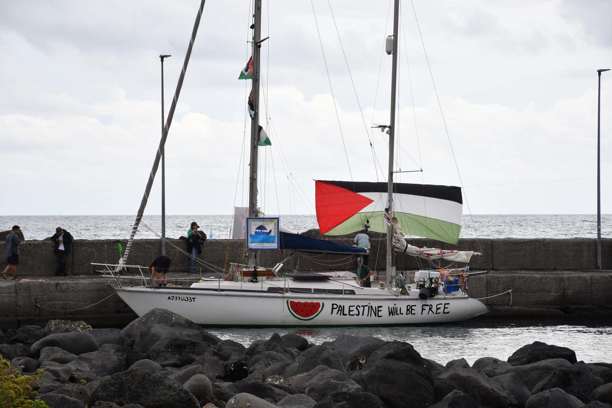 epa12410663 A flotilla of boats leaves the port of San Giovanni Li Cuti in Catania, Sicily, southern Italy, 27 September 2025. The Freedom Flotilla Coalition (FFC) and Thousand Madleens to Gaza (TMTG) ...