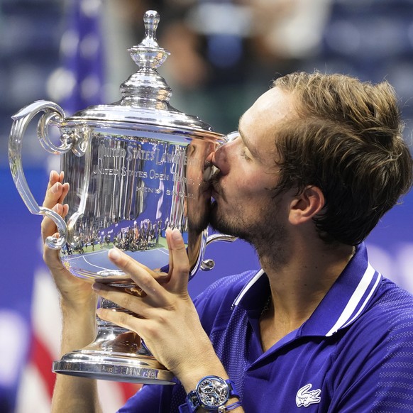 Medwedew küsst die Siegertrophäe der US Open 2021.