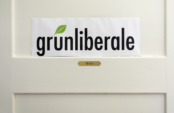 Das Logo der GLP haengt an einer Buerotuere, am Samstag, 4. Juli 2020, im Generalsekretariat der GLP in Bern. (KEYSTONE/Peter Klaunzer)