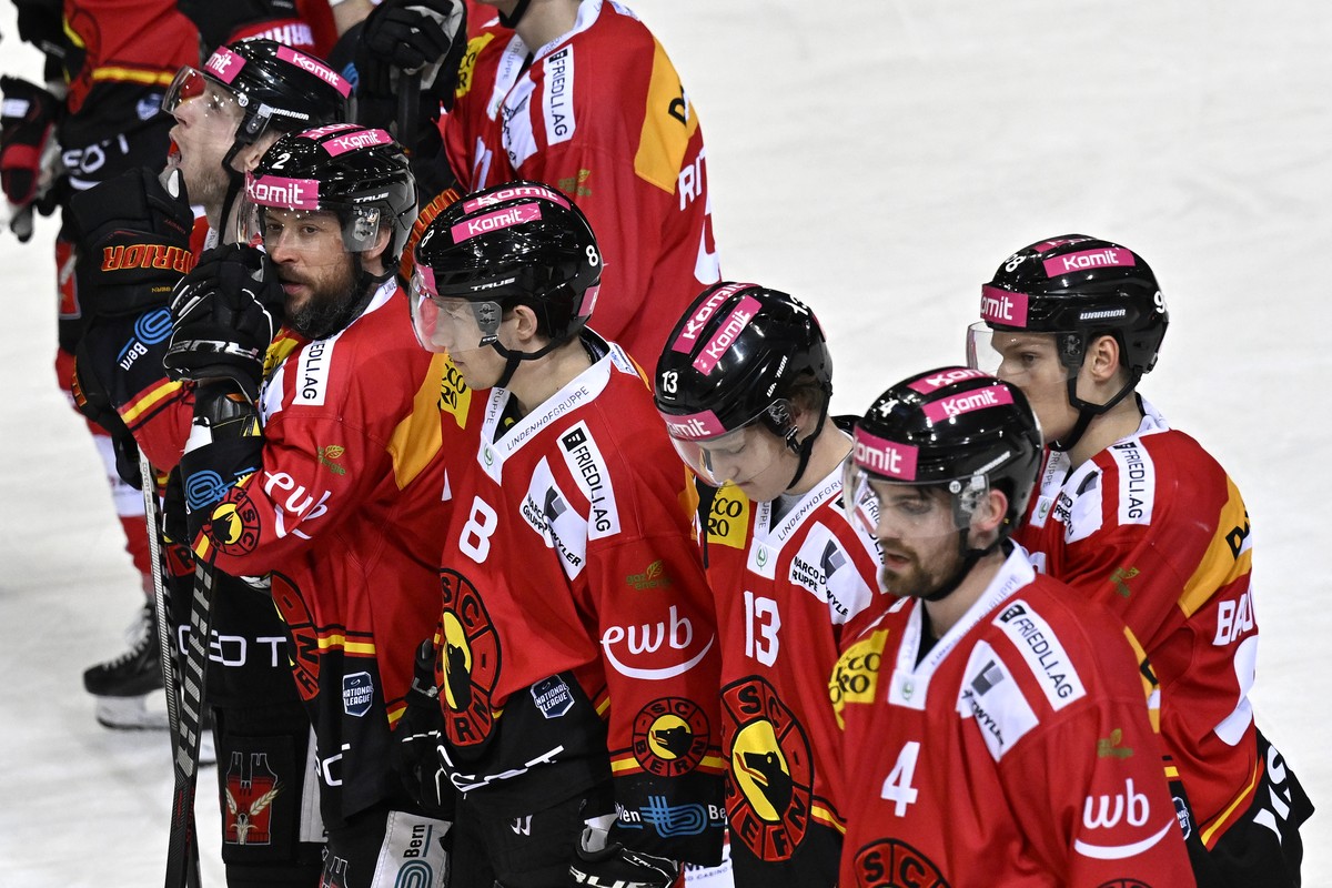 Berns Spieler sind enttaeuscht im Eishockey Qualifikationsspiel der National League zwischen dem SC Bern und dem HC Ajoje, am Samstag, 25. Februar 2023, in der PostFinance Arena in Bern. (KEYSTONE/Pet ...