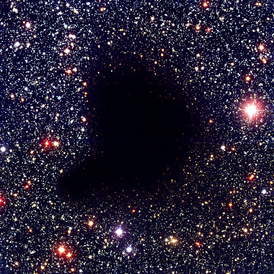 Die Molekül-Wolke «Barnard 68» hat einen Durchmesser von einem halben Lichtjahr und verschluckt alles Licht der Sterne dahinter.