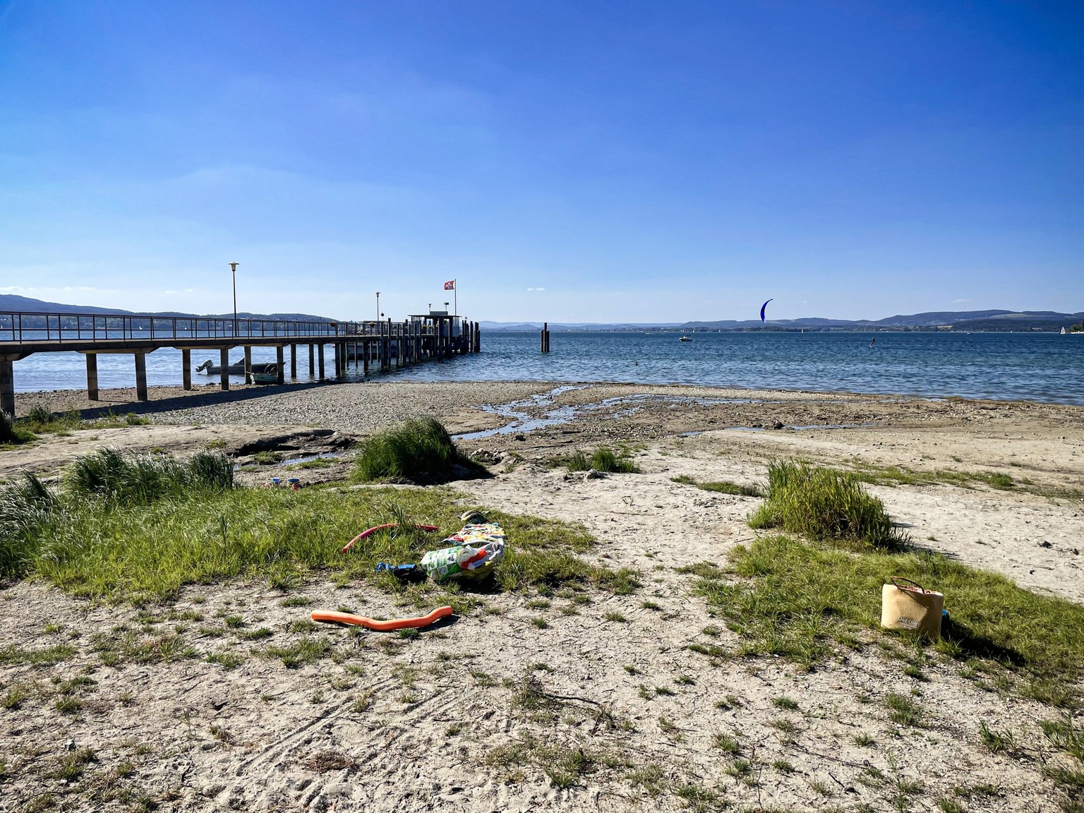 Noch nie war der Pegelstand am Untersee so niedrig. Der Schiffssteg Mannenbach steht kaum mehr im Wasser.