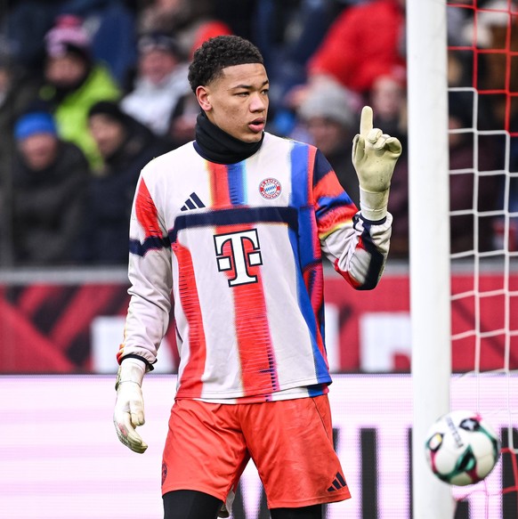 Fussball International 2025/2026 Testspiel 06.01.2026 FC Red Bull Salzburg - FC Bayern Muenchen Torwart Leonard Prescott FC Bayern Muenchen beim Aufwaermen *** Soccer International 2025 2026 Test matc ...