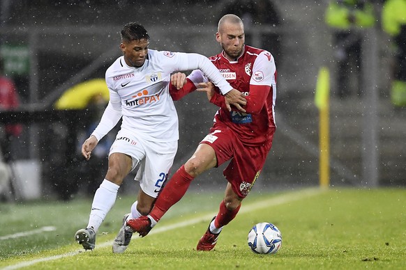 Le defenseur zuerichois Kevin Rueegg, a gauche, et le milieu valaisan Pajtim Kasami, a droite, luttent pour le ballon, lors de la rencontre de football de Super League entre le FC Sion et le FC Zurich ...