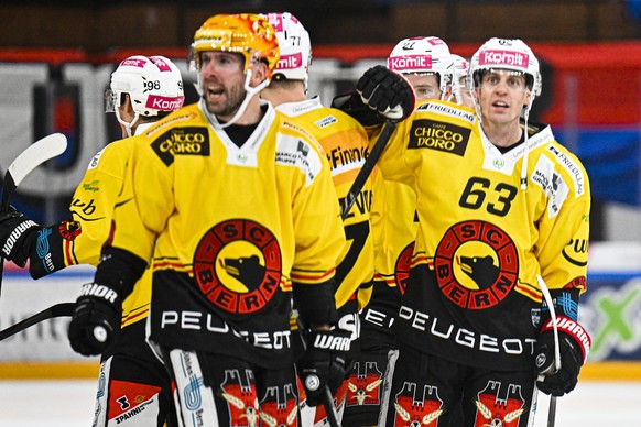 Berns Ennis Tyler, rechts, bejubelt seinen Treffer zum 2-3 im Eishockeyspiel der National League zwischen den Rapperswil-Jona Lakers und dem SC Bern, am Freitag, 28. Oktober 2022, in der St. Galler Ka ...