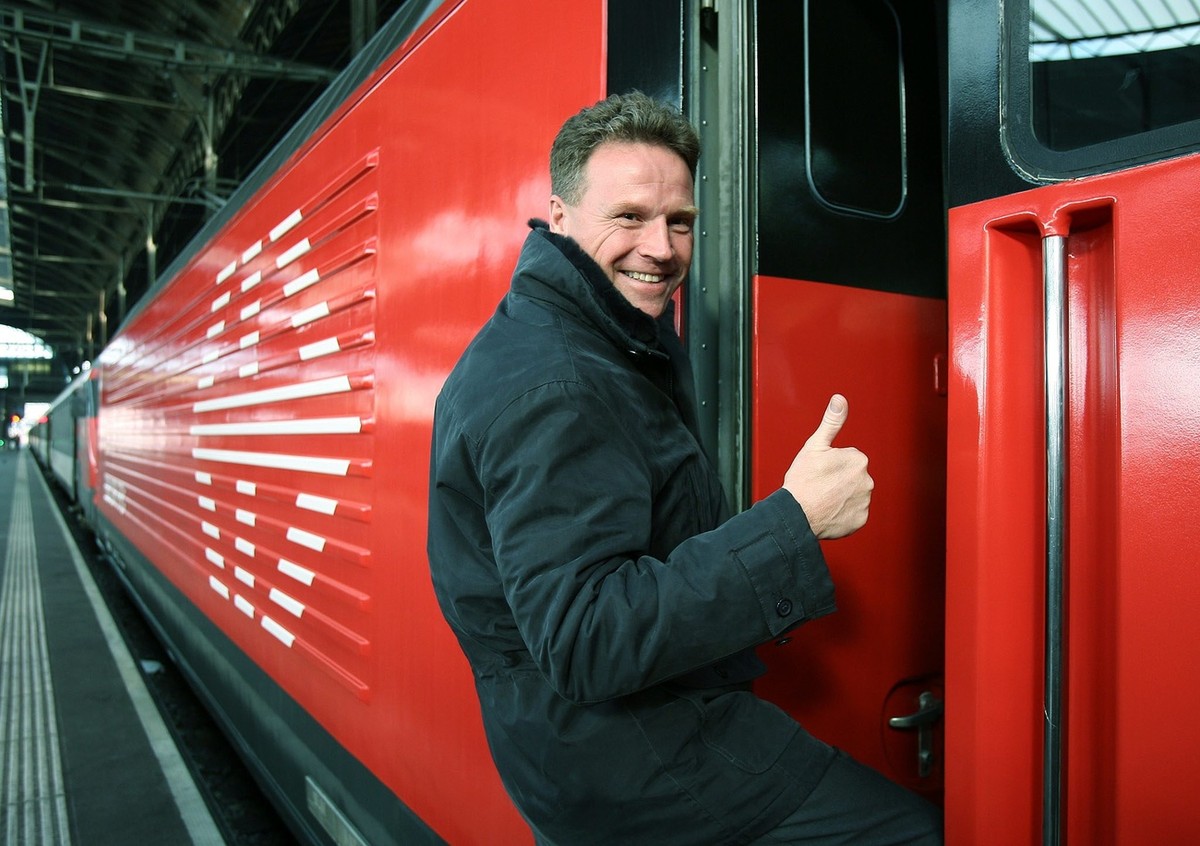 Andreas Meyer, Vorsitzender der Geschaeftsleitung SBB AG, betritt an seinem ersten Arbeitstag den Fuehrerstand einer Re Typ 460, am Donnerstag 28. Dezember 2006 in Basel. (KEYSTONE/ Peter Schneider)