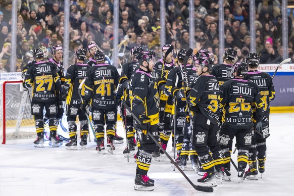 Ajoies Spieler feiern ihren Sieg nach dem Qualifikationsspiel der Eishockey National League zwischen dem HC Ajoie und dem EHC Biel-Bienne in der Raiffeisen Arena in Porrentruy, am Freitag, 20. Dezembe ...