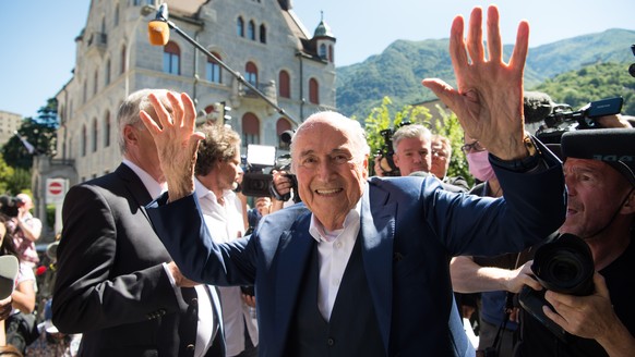 The former Fifa President, Joseph Blatter, center, surrounded by media representatives, waves to the press in front of the Swiss Federal Criminal Court in Bellinzona, Switzerland, at the last day of t ...