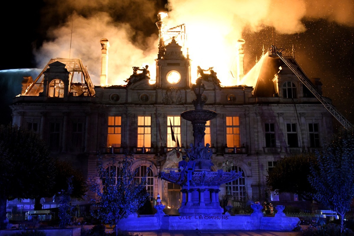 L'hôtel de ville de Limoges, dans le centre de la France, est ravagé par un incendie après l'intrusion de plusieurs individus, samedi 17 octobre 2026, en marge des manifestations contre la v ...