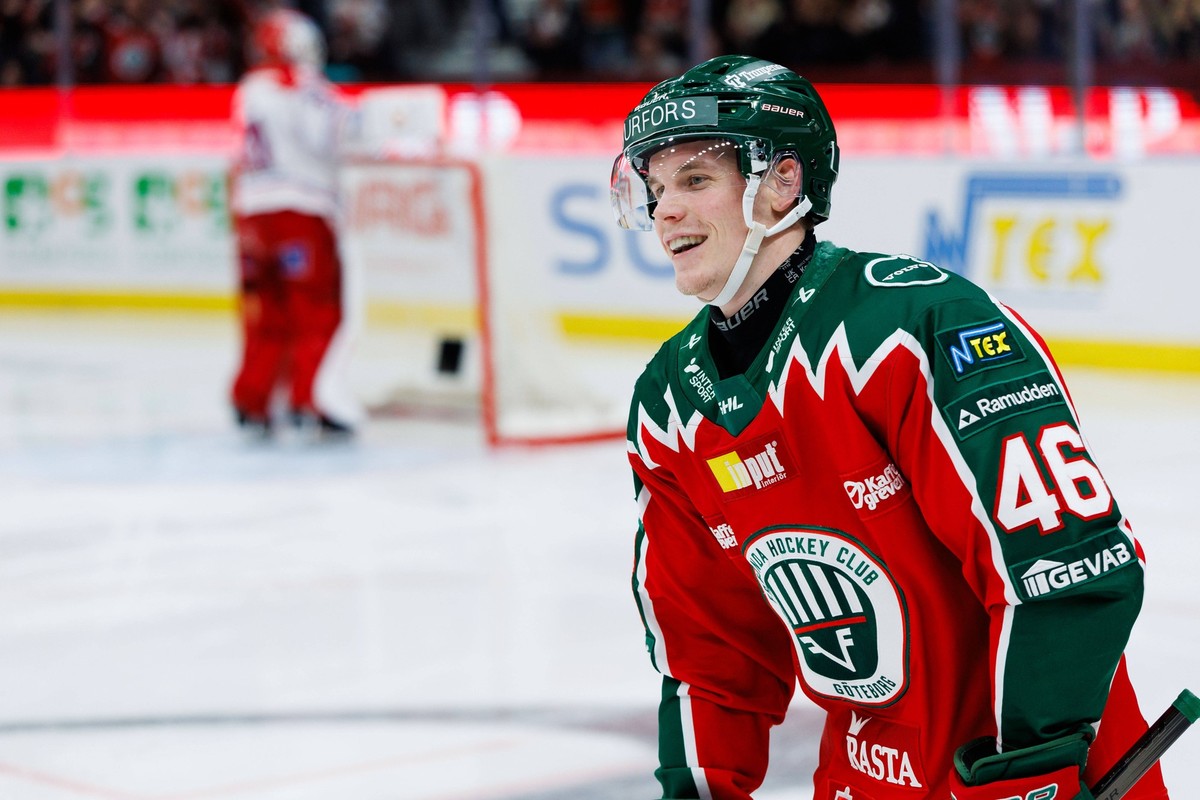 250323 Fr�lundas Dominik Egli jublar efter 2-0 under kvartsfinal tva i SHL mellan Fr�lunda och Timra den 23 mars 2025 i G�teborg. *** 250323 Fr�lundas Dominik Egli celebrates after 2 0 during quarterf ...