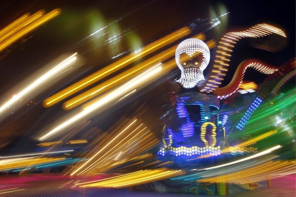 Lichter des Rummeplatzes verschwimmen mit der Bewegung der Bahnen, am Albanifest am Samstag, 26. Juni 2010 in Winterthur. (KEYSTONE/Alessandro Della Bella)
