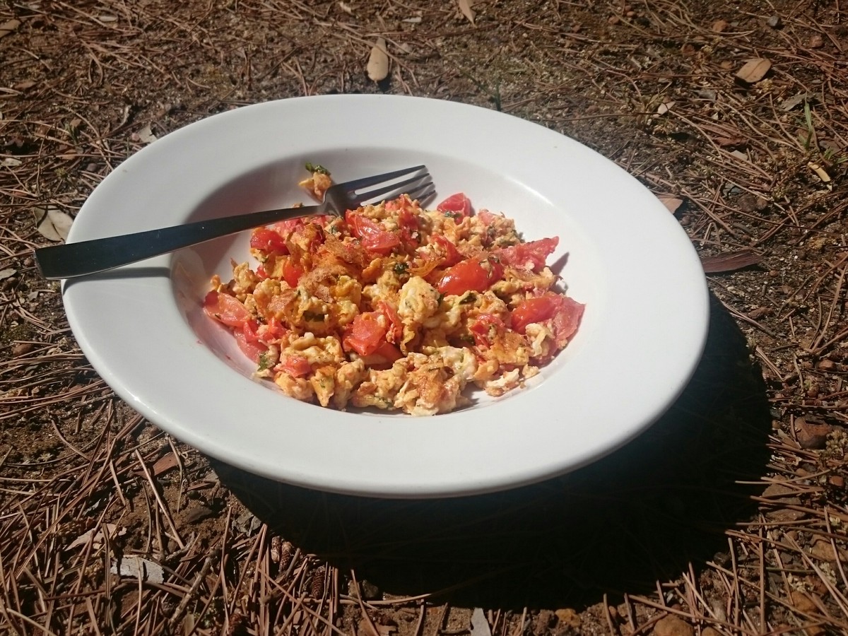 Das fast ohne Wasser zubereitete Frühstück von Gina auf trockenem Boden.